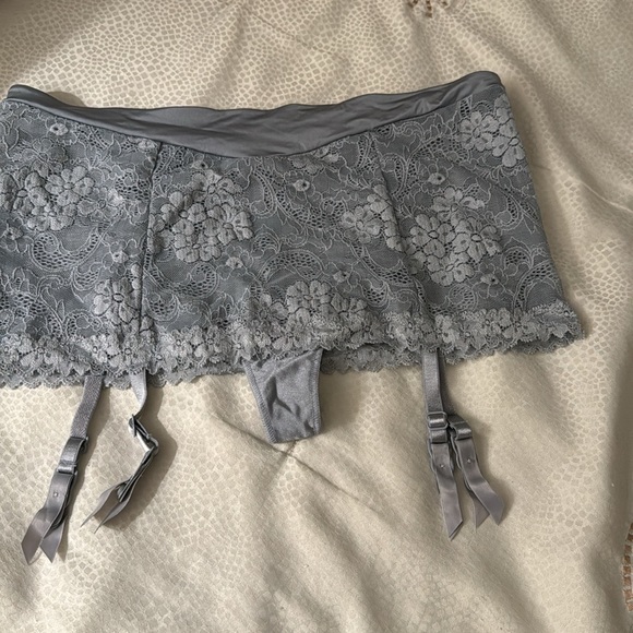 Lot of 3 Victoria’s Secret garter belts - Picture 2 of 5